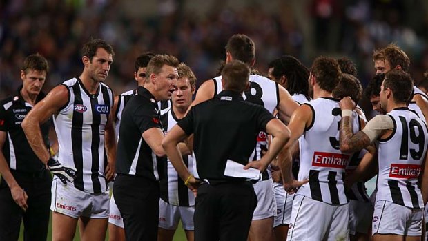 Magpies coach Nathan Buckley has an animated discussion with his players at quarter-time. By then, the Pies were trailiing Fremantle by 32 points.
