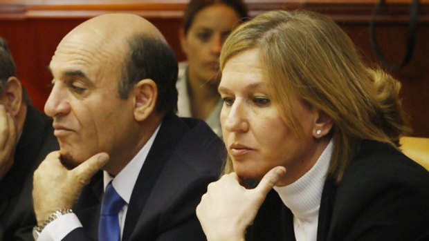 Kadima party leadership contenders Shaul Mofaz, left, and Tzipi Livni at a cabinet meeting earlier this week.
