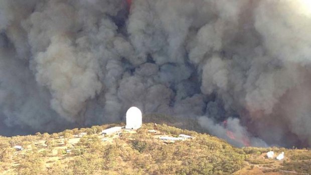 Battlelines &#8230; fire approaches the Siding Springs Observatory.
