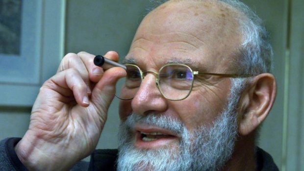 Oliver Sacks at the Hilton Hotel on a book tour in Australia in 2002, looking through a spectascope. 