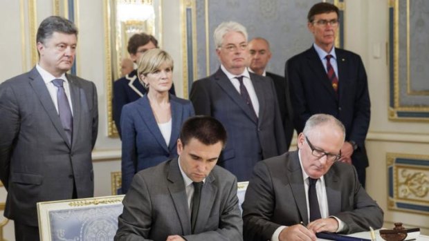 Dutch Foreign Minister Frans Timmermans (right, front) and Ukrainian Foreign Minister Pavlo Klimkin (left, front) sign documents as the Ukrainians hand over the investigation authority to the Dutch.