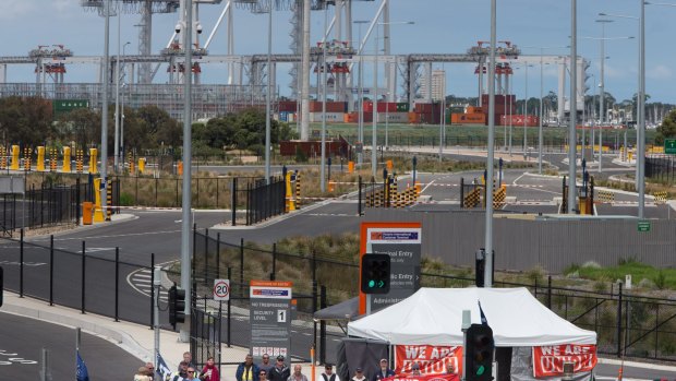 More than 1000 shipping containers carrying retail goods, Christmas decorations, fresh food and medicine remain stranded on Mebourne's waterfront, as a picket line blockading a major container terminal enters its second week. 