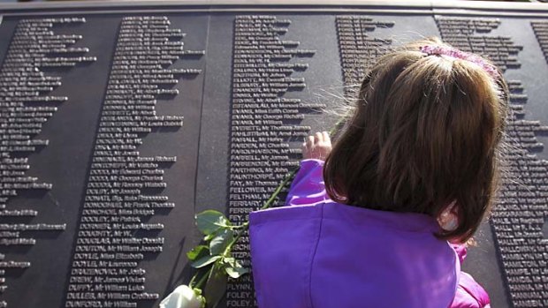 A plaque commemorates the victims of the Titanic.