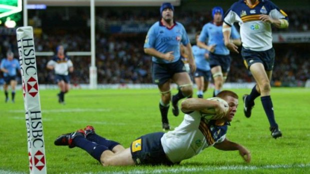 Clyde Rathbone scores against the Waratahs in 2004.