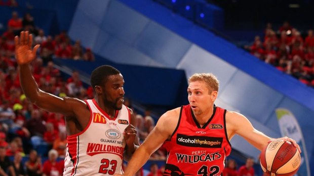 Perth forward Shawn Redhage signs on for another season