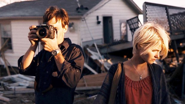 Photojournalist Andrew Kaulder (Scoot McNairy) and Sam (Whitney Able) in Monsters.