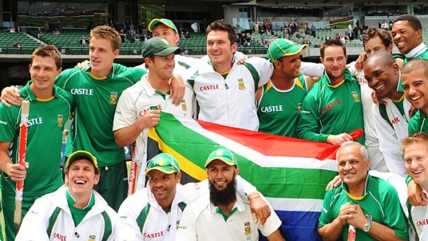 Grinners ...  South Africa's cricket side celebrate their 2008 Boxing Day Test win.