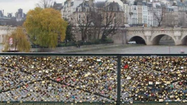 Paris Sells Love Locks To Refugees - Paris Refugees Donation