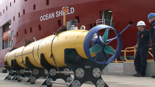 The autonomous underwater vehicle Bluefin 21 is prepared for loading on to the Ocean Shield.