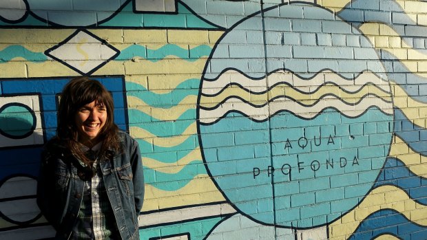 Singer-songwriter and guitarist Courtney Barnett has tackled the cult classic song 'Shivers'.