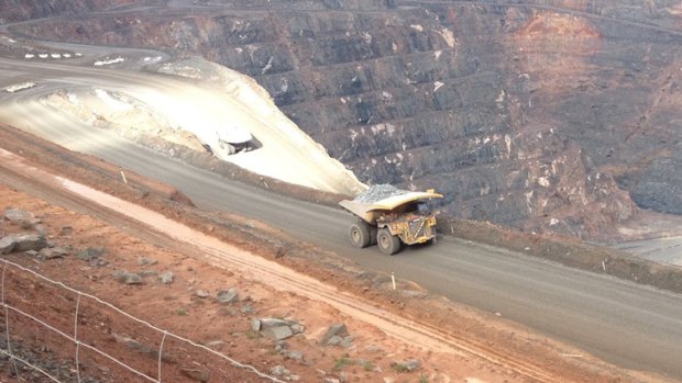 The tour gives people the chance to see the full extent of the Kalgoorlie-Boulder Super Pit.