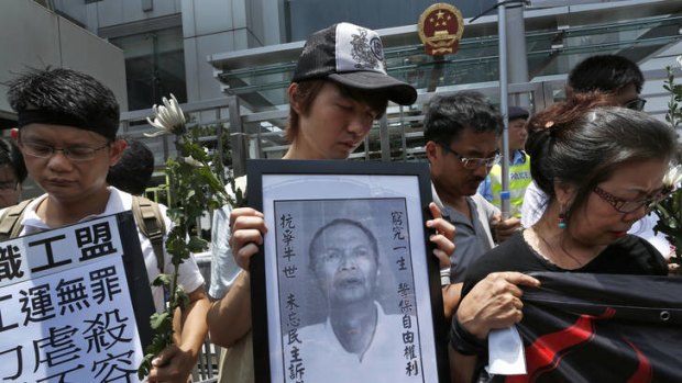 Protesters mourn the death of Chinese labor activist Li Wangyang.