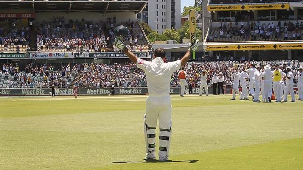 Ricky Ponting waves to the crowd as he leaves the ground.