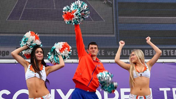 Before his match with Andy Murray, Bernard Tomic met two Miami Dolphins cheerleaders.