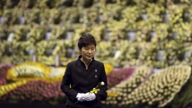 South Korean President Park Geun-hye pays tribute to the victims of the sunken ferry Sewol.