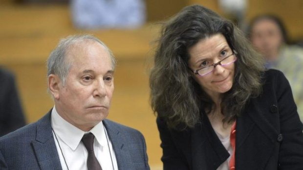 Domestic ... Singer Paul Simon, left, and his wife Edie Brickell appear at a hearing in Norwalk Superior Court in Connecticut.