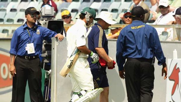 Captain courageous ... Australian skipper Ricky Ponting leaves the WACA Ground with medical staff.