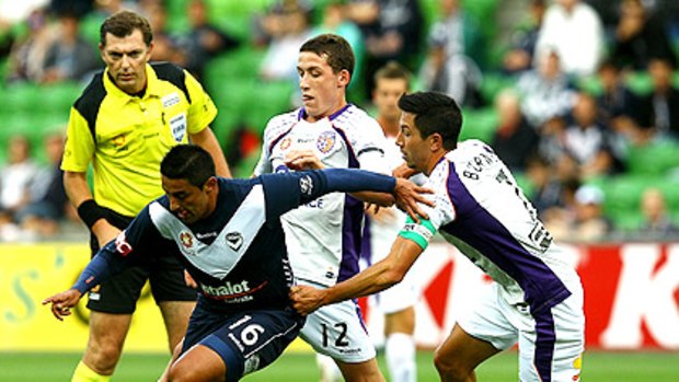 Melbourne Victory's Carlos Hernandez works his way through the Perth Glory defence last night at AAMI Park.