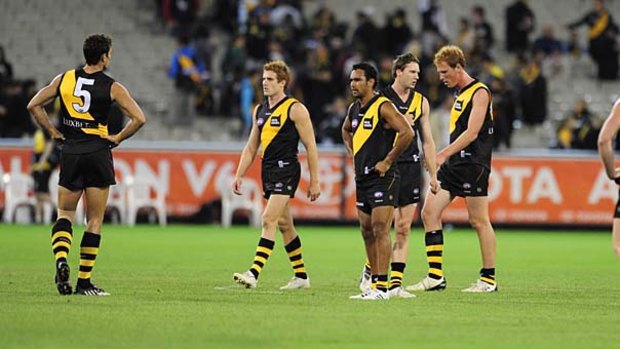 Richmond players stand around after they lost to Carlton by 14 goals in round one 2009.
