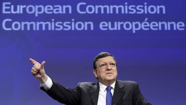 European Commission President Jose Manuel Barroso: "The international community should mobilise to help Ukraine stabilise its economic and financial situation, which will in turn also contribute to political and social peace."