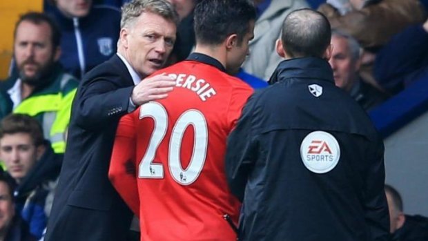 Not happy: Manchester United manager David Moyes speaks to Robin van Persie of Manchester United as he is substituted