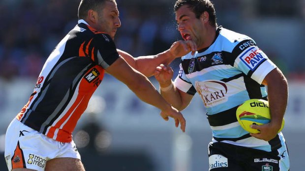 Robbie Farah closes in on Wade Graham of the Sharks.