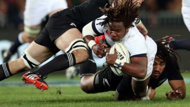 Marland Yarde is tackled by Richie McCaw and Ma'a Nonu.