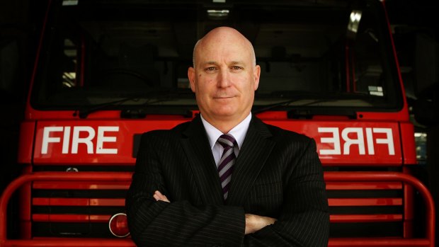Victoria's Emergency Services Commissioner Craig Lapsley has called for peace between volunteers and career staff. 