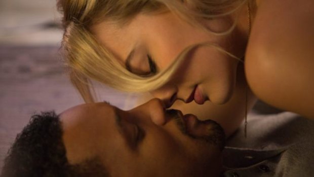 Margot Robbie and Will Smith get close in <i>Focus</i>.