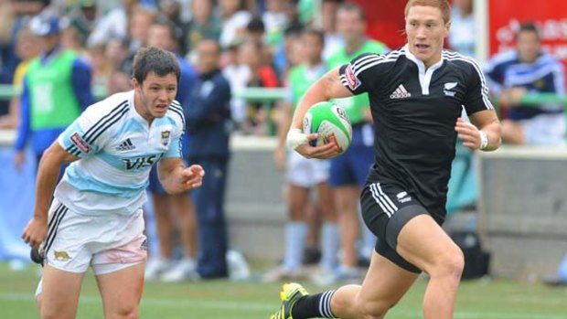 Declan O'Donnell of New Zealand streaks away from the Argentine defence in the quarter-final.