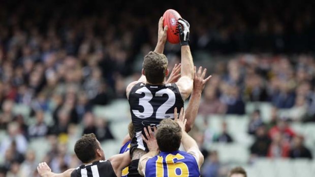 Nathan Buckley backs Travis Cloke to spurn Freo's reported advances and stay at Collingwood.