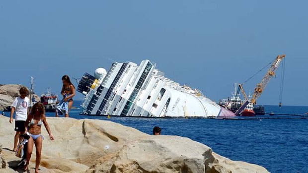 The crew of the Costa Concordia provided "true examples of courage and professionalism", according to Lloyd's List 'Seafarer of the Year' award.
