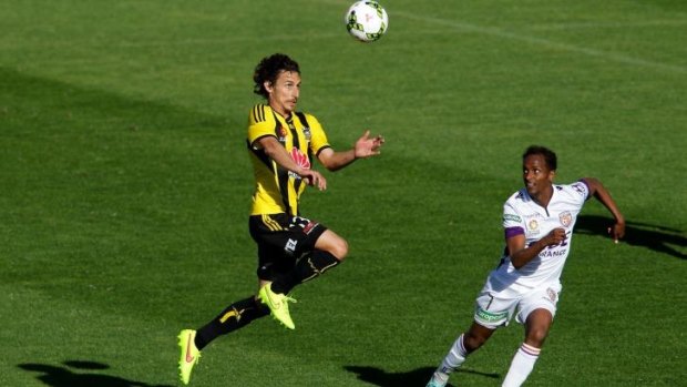 Phoenix leave fans disappointed: Albert Riera of the Phoenix heads the ball while Youssouf Hersi of the Glory looks on during the round one of the A-League.