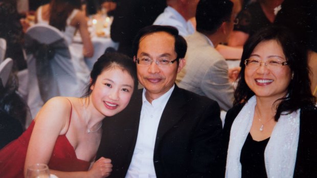 Yunsi Feng with her parents.