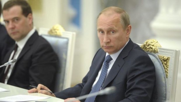 Russian President Vladimir Putin (r) has struck a conciliatory tone over Ukraine.