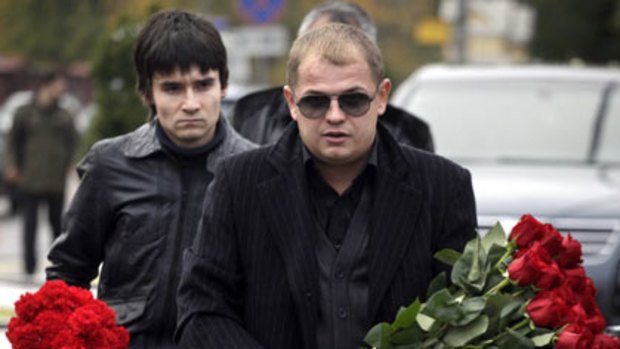 Mourners deliver roses at the funeral of gangland kingpin Vyacheslav Ivankov.