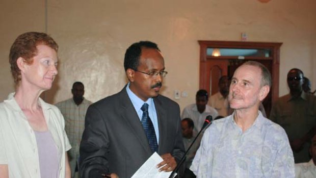 Somalia's newly appointed prime minister Mohamed Abdullahi Mohamed with British couple Paul and Rachel Chandler.