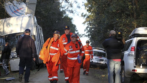 Police and SES volunteers search for the remains of Daniel Morcombe.