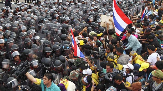 Warning of violence &#8230; police scuffle with anti-government protesters near Bangkok's Parliament.