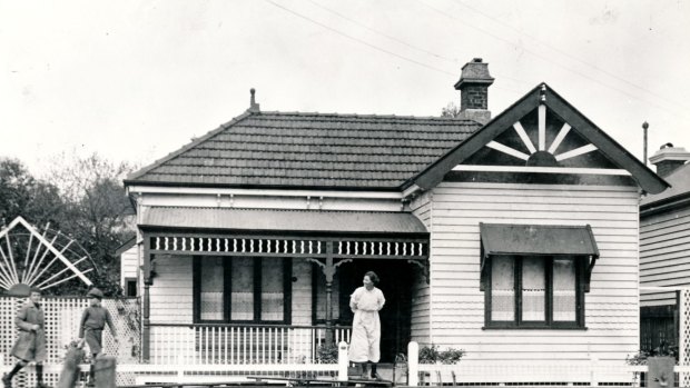 Morang Road, Hawthorn, during the 1923 flood.