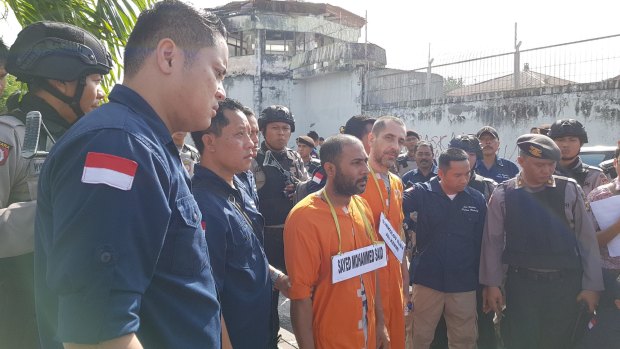 Bali prison escapees Sayed Mohammad Said and Dimitar Iliev in orange police jumpsuits re-enact their escape from Kerobokan jail.