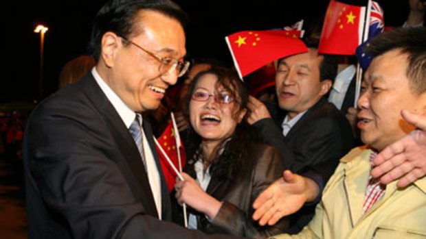 Li Keqiang is greeted by members of Sydney’s Chinese community last night.