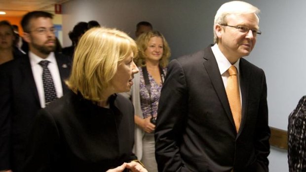 Kevin Rudd and Maxine McKew tour a hospital in March 2010.