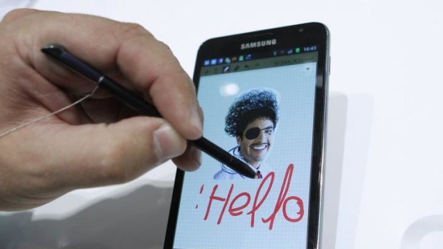 A man demonstrates the notebook function of the Samsung Galaxy Note.