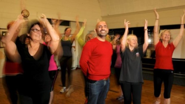 Sydney Dance Company's Rafael Bonachela leads a dance class at the Vaucluse Bowling Club. 