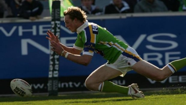 David Howell scores a try for the Raiders in 2005.