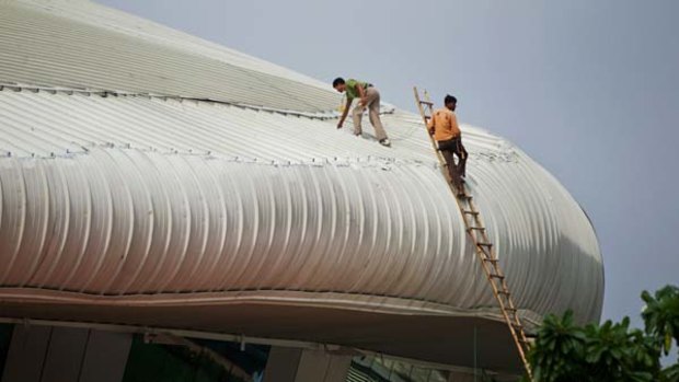 Pieces of a false roof inside of the weightlifting complex collapsed a day after the collapse of a footbridge at the main stadium for the upcoming Commonwealth Games.