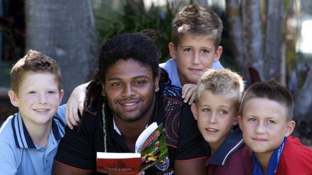 Idris poses with youngsters from the Redback RL team.