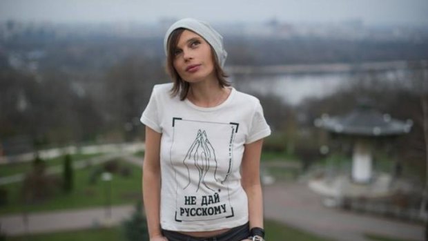 Ukrainian singer Irena Karpa wearing a "Don't give it to a Russian" t-shirt.