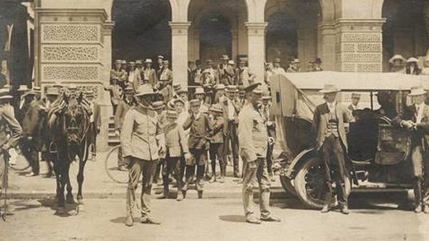 Police and bushmen outside Brisbane's General Post Office during the general strike.